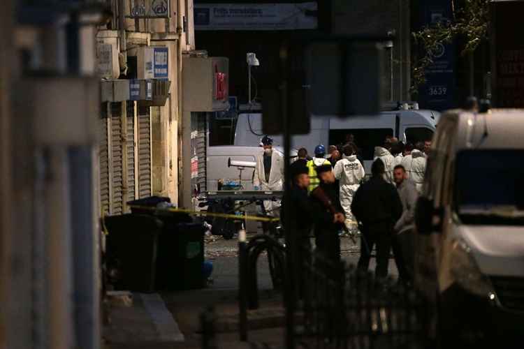 Policiais franceses em cerco a apartamento no subúrbio de Saint-Denis, norte da capital, nesta segunda-feira (18/11)