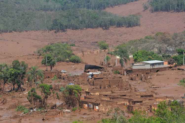 A terra que se misturou à água da barragem destruiu o distrito de Bento Rodrigues