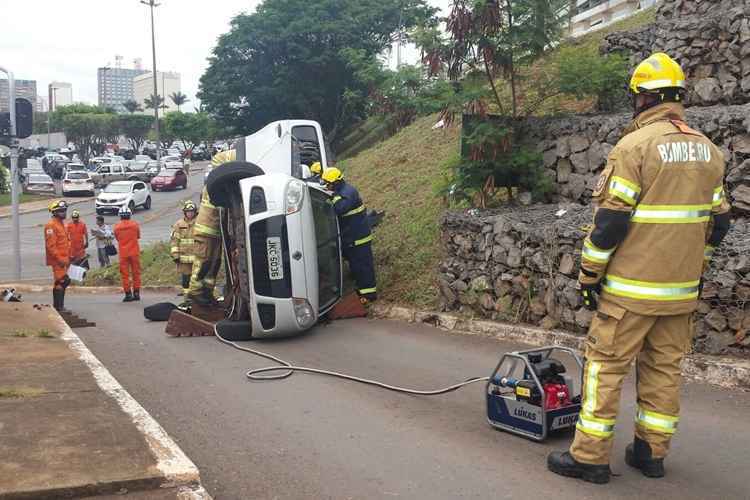 Bombeiros no momento do socorro à vítima