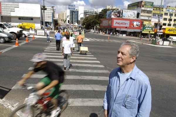 A obra descreve os primeiros movimentos populares no Distrito Federal