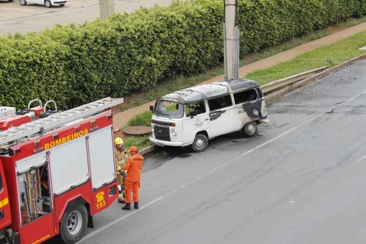 Carro ficou destruído