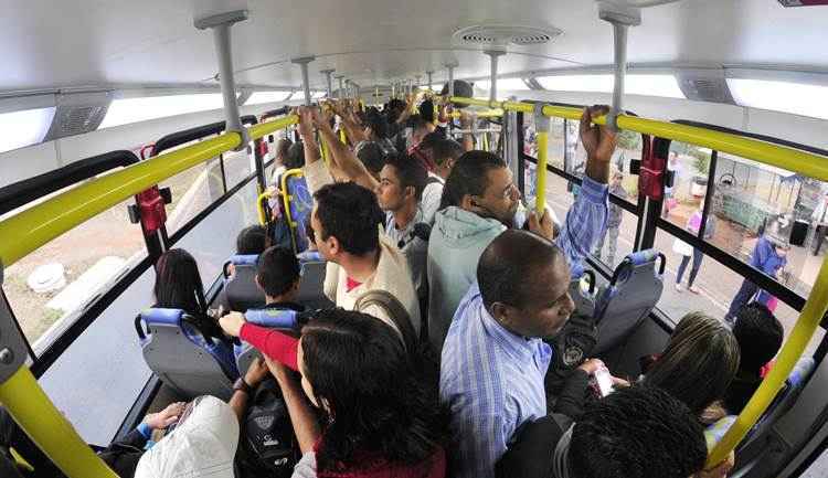 A proposta, do deputado distrital Bispo Renato (PR), quer proibir a presença de passageiros em pé em ônibus do DF