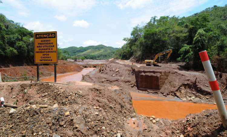 Recuperação de estrutura no Rio Gualaxo, em Paracatu de Cima: comunidades com dificuldade de acesso a escolas e postos de saúde