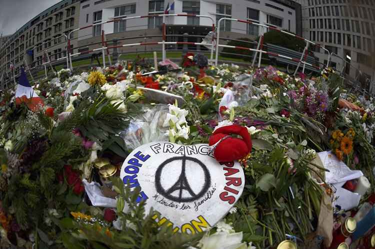 Homenagens tomaram conta de ruas de Paris nesta sexta-feira (20/11)