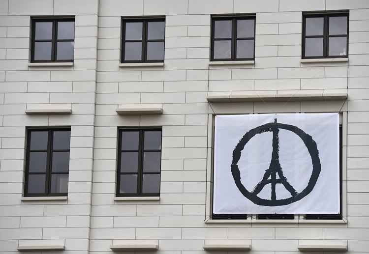 Fachada da embaixada da Alemanha em Paris que amanheceu com uma faixa com o símbolo 