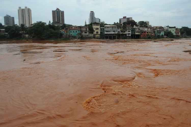 Água do rio passando pela cidade de Governador Valadares