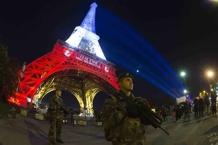 A cerimônia será realizada no Palais des Invalides em Paris, duas semanas depois dos ataques na capital e sua periferia norte, deixando 129 mortos e 352 feridos