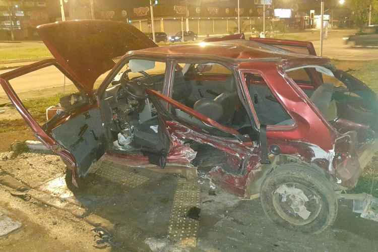 Um dos carros envolvidos no acidente da Avenida Hélio Prates