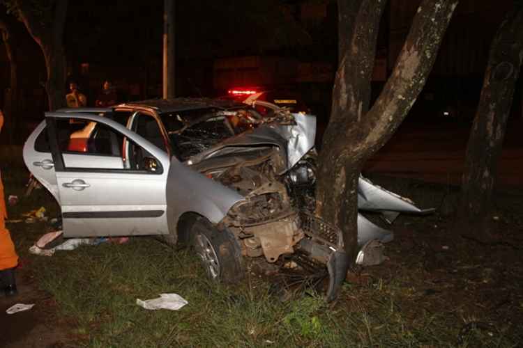 Carro que bateu contra árvore na QNM 11, em Ceilândia