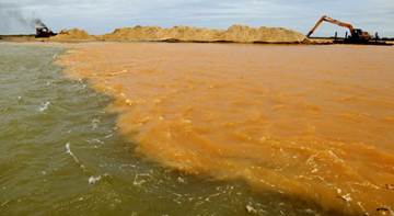 As boias, instaladas pela Samarco, são tradicionalmente usadas na contenção de vazamentos de óleo