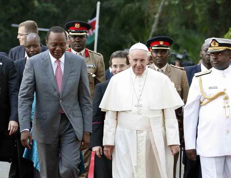 Presidente queniano Uhuru Kenyatta com Papa Francisco na primeira viagem do pontífice a África