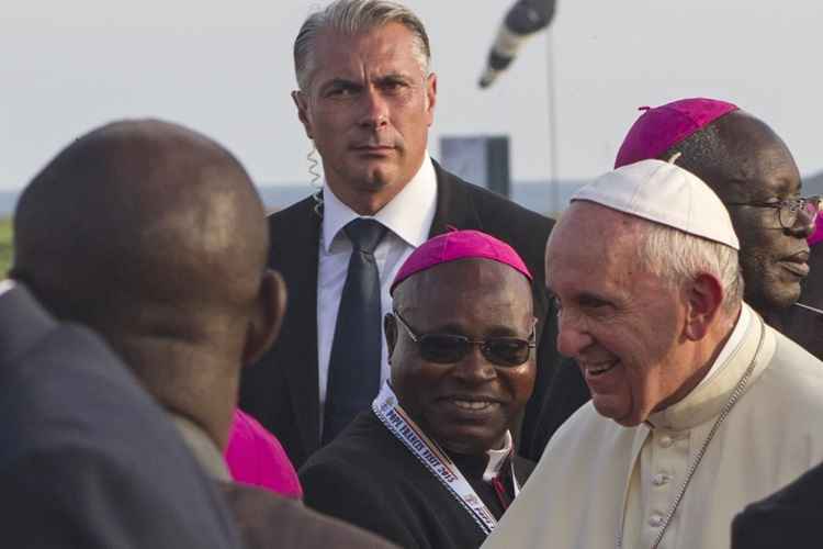 Papa Francis encontra-se com dignitários , depois de ser recebidos pelo Presidente ugandês Yoweri Museveni , em sua chegada em 27 de Novembro de 2015