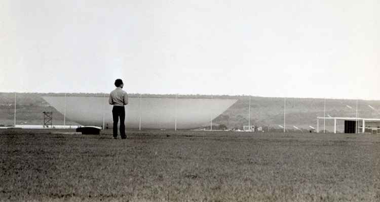 O artista fotografou a cidade povoada por rostos e corpos no momento em que o vazio se impunha