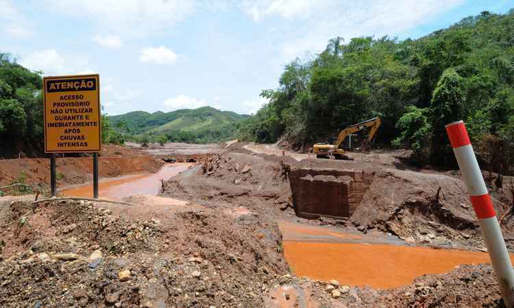 O juiz determinou que a mineradora elabore e execute o projeto de reconstrução de pontes e estradas