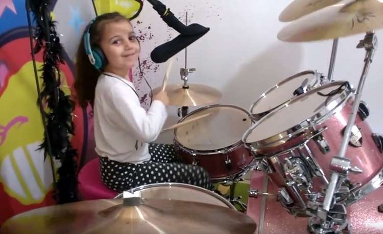Vídeo: menina de 6 anos toca clássicos do rock na bateria e bomba na web
