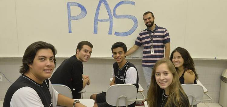 Antonio (E), Vítor, Henrique, Maria Luíza e Marina (D), farão o teste este fim de semana. O professor Rafael (ao fundo) sugere que eles tracem uma estratégia