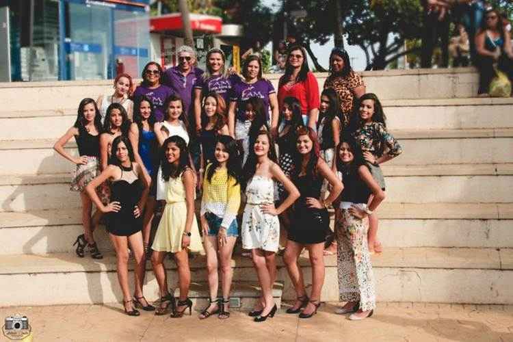 Foto oficial com as 15 participantes e os voluntários: direito a salão de beleza, vestido, música, bolo e bufê