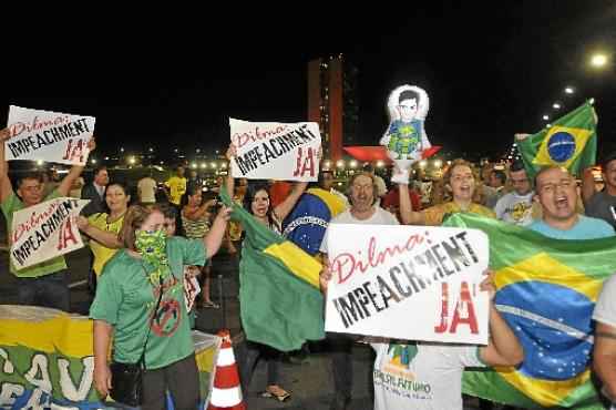 Logo após o anúncio de Cunha, manifestantes pró-impeachment se reuniram em frente ao Congresso Nacional