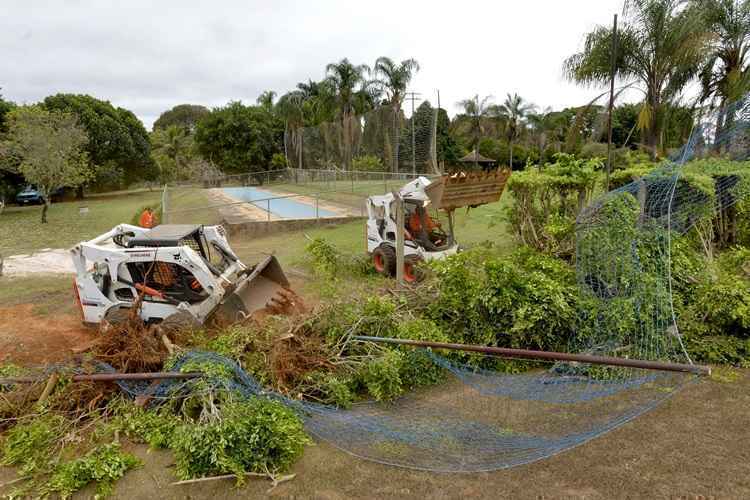 Em agosto, agentes da Agefis e do Instituto Brasília Ambiental (Ibram) iniciaram a primeira etapa da desobstrução da orla. A operação prevê a retirada de construções que ocupam áreas públicas à beira do lago