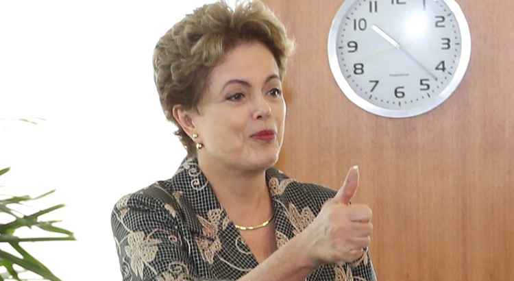 Dilma está acompanhada do ministro da Saúde, Marcelo Castro (PMDB-PI), e da Casa Civil, Jaques Wagner