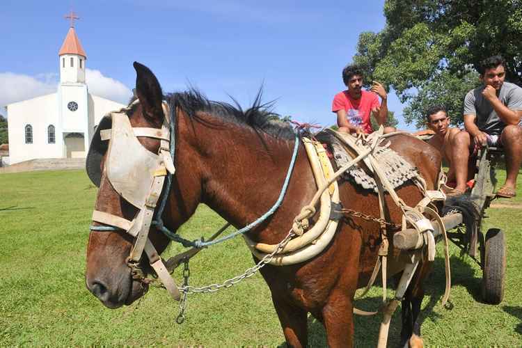 Danilo (E), Amilton e Giovânio dividem uma charrete para se locomover na região