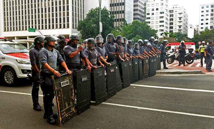 Polícia Militar reprime protesto de universitários da USP na Avenida Paulista