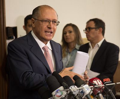 O governador de São Paulo, Geraldo Alckmin anunciou nesta sexta-feira (04/12) o adiamento da reorganização escolar. A coletiva foi realizada no Palácio dos Bandeirantes