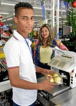 Gabriel e Rayssa são novos funcionários em supermercado; vagas operacionais continuam sendo abertas