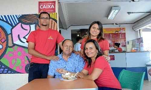 Otaides e Lilia (à frente), com os filhos Breno e Lara: união e trabalho em família