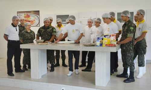 Turma de alunos no curso de confeitaria e panificação com o professor Anderson Kaminishi (ao centro)