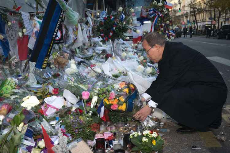 Ele ficou em silêncio diante do Bataclan antes de ir tomar um café com os responsáveis do La Bonne Bière