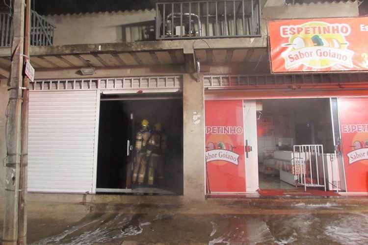 O incêndio começou na madrugada e atingiu dois freezers