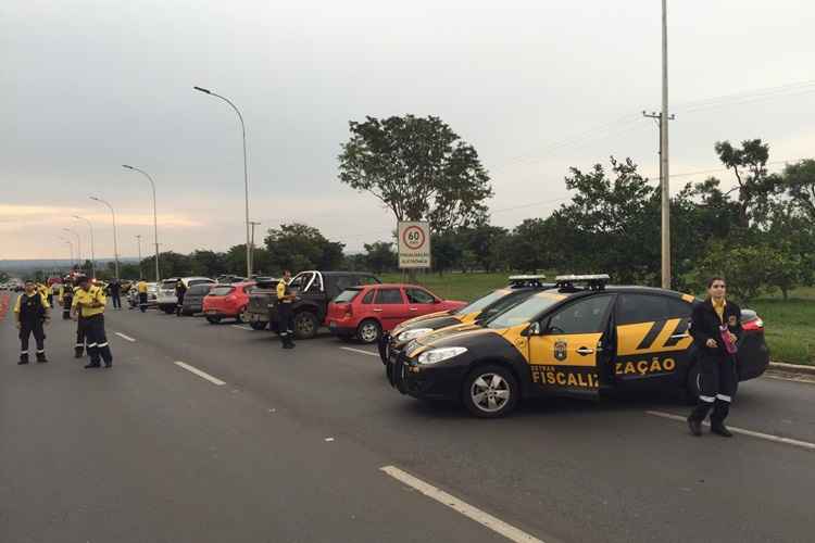 Agentes do Detran levaram 12 carros para o depósito