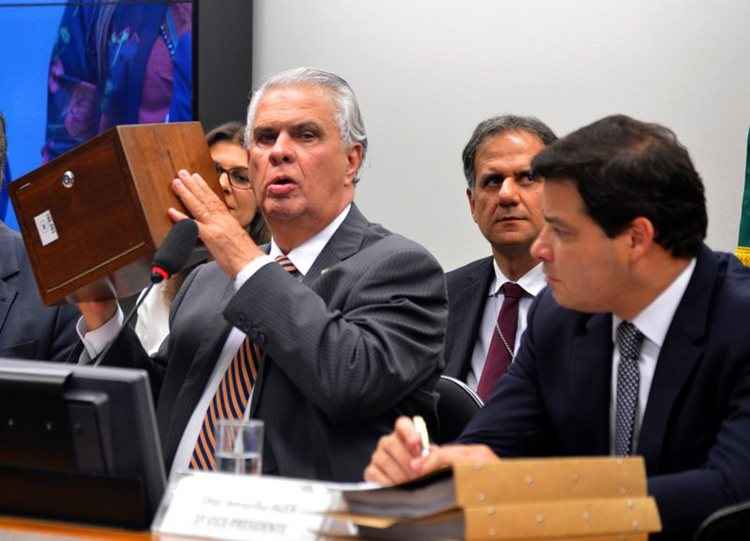 O presidente do Conselho de Ética, José Carlos Araújo, sorteia os três deputados que serão escolhidos para novo relator do processo contra Cunha