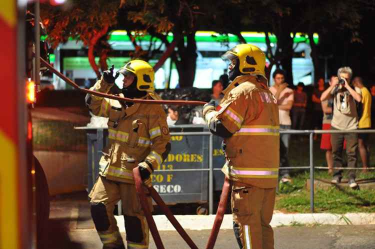 De acordo com o Corpo de Bombeiros, o veículo teve perda total, mas militares conseguiram controlar as chamas. O incidente aconteceu por volta das 19h40 desta quarta-feira (9/12)