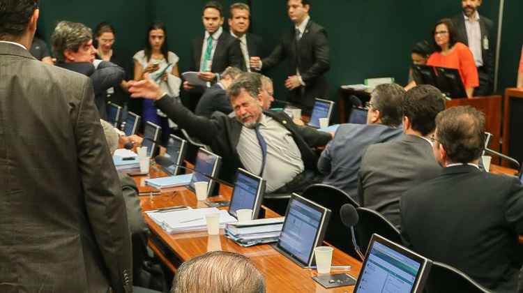 Não bastassem as seguidas manobras dos aliados de Eduardo Cunha para adiar o andamento do processo contra o presidente da Câmara, deputados trocam tapas e provocam uma enorme confusão no colegiado