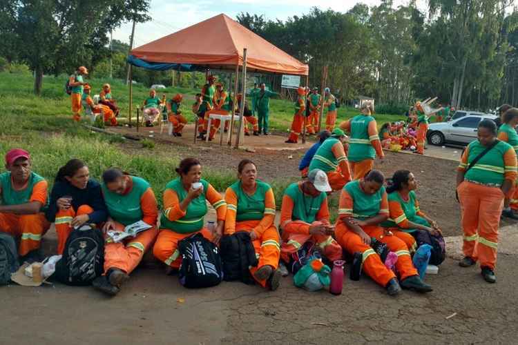 Com paralisação dos funcionários, coleta de lixo ficou prejudicada em várias regiões