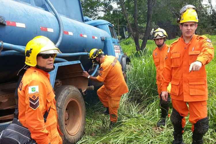 Corpo de Bombeiros faz resgate de rapaz atropelado