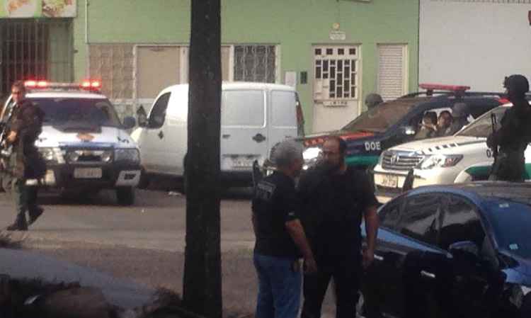Policiais civis e militares negociaram, durante toda a tarde, para que o homem entregasse a arma