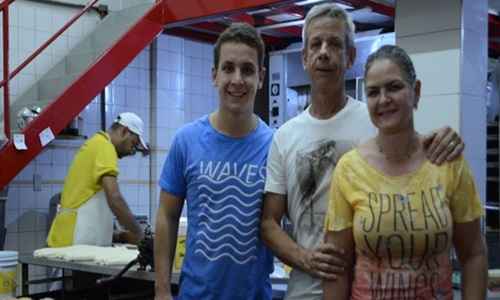 Daniel e Cássia com o filho João Victor (ao centro): sempre no balcão