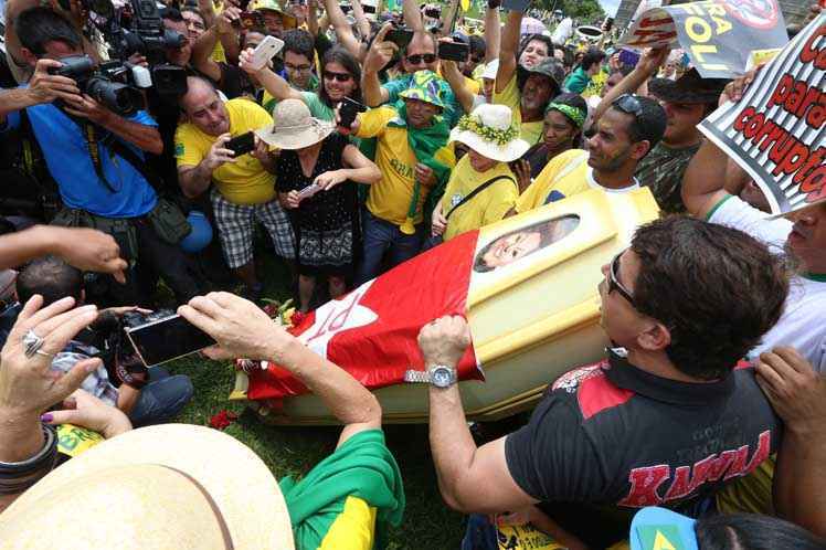 Manifestantes fizeram enterro simbólico da presidente