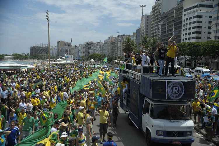 Manifestantes ocupam ruas do Rio de Janeiro