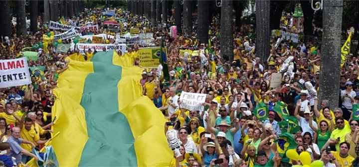 Protesto toma conta da Praça da Liberdade