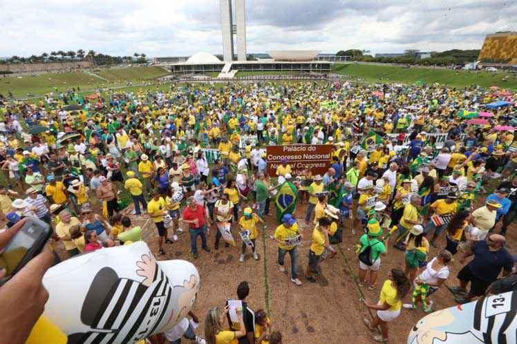 Protestos em Brasília contaram com caixão para 