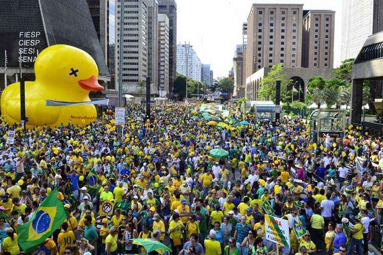 Avenida Paulista foi tomada pelos manifestantes e contou com um pato de plástico gigante