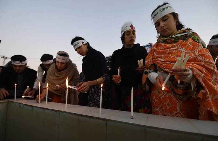 O atentado, o mais violento da história moderna do Paquistão, aconteceu em 16 de dezembro de 2014, quando nove extremistas em uniforme paramilitar invadiram a escola e mataram, um a um, alunos e professores