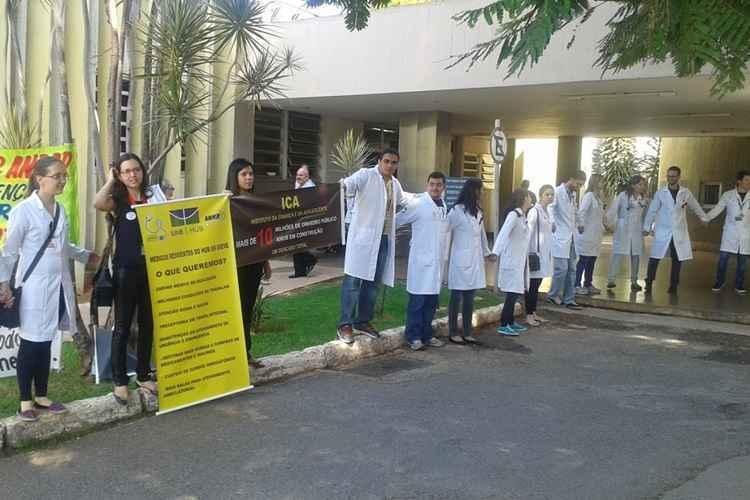 Médicos residentes em protesto por melhores condições de trabalho