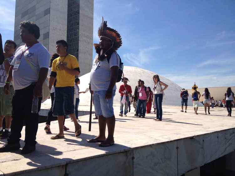 Eles também gritaram pedindo a saída do presidente da Câmara, Eduardo Cunha