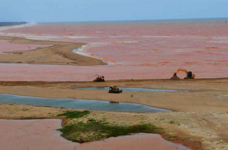 Foram analisadas amostras de água e sedimentos de 25 pontos, desde o epicentro do desastre, em Mariana (MG), até a foz do Rio Doce, em Linhares (ES)