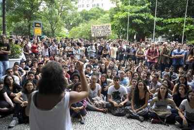 Os alunos cobram o pagamento dos terceirizados, bolsistas e cotistas, embora a universidade garanta que já tenha efetuado o pagamento